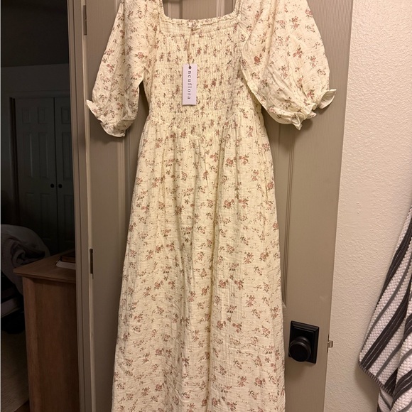 Neuflora Dresses & Skirts - Neuflora Loveland - Cream Floral